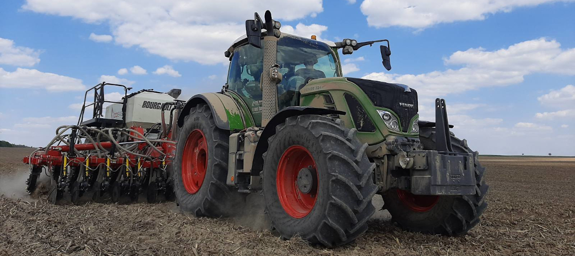 Прекрасное решения во время засухи: трактор Fendt и сеялка Bourgault FMS