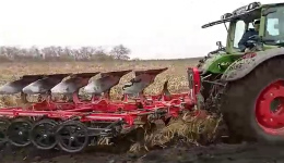 Демонстрація роботи трактора Fendt в парі з плугом Gregoire Besson