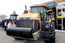 Цеппелін Україна представила гусеничні трактори MT800E на виставці Агро 2015