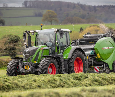 В чому полягає універсальність колісного трактора Fendt 700-ї серії?