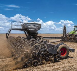 Які технологічні рішення підвищують точність висіву в Fendt Momentum?