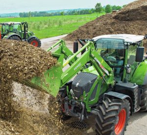 В чому полягає універсальність колісного трактора Fendt 700-ї серії?