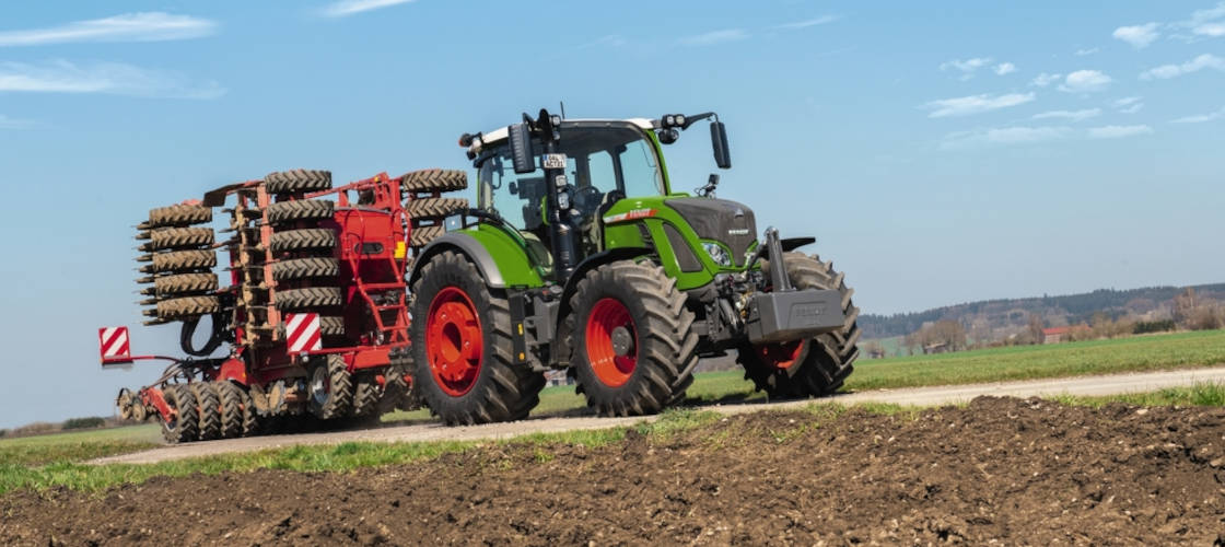 В чому полягає універсальність колісного трактора Fendt 700-ї серії?<