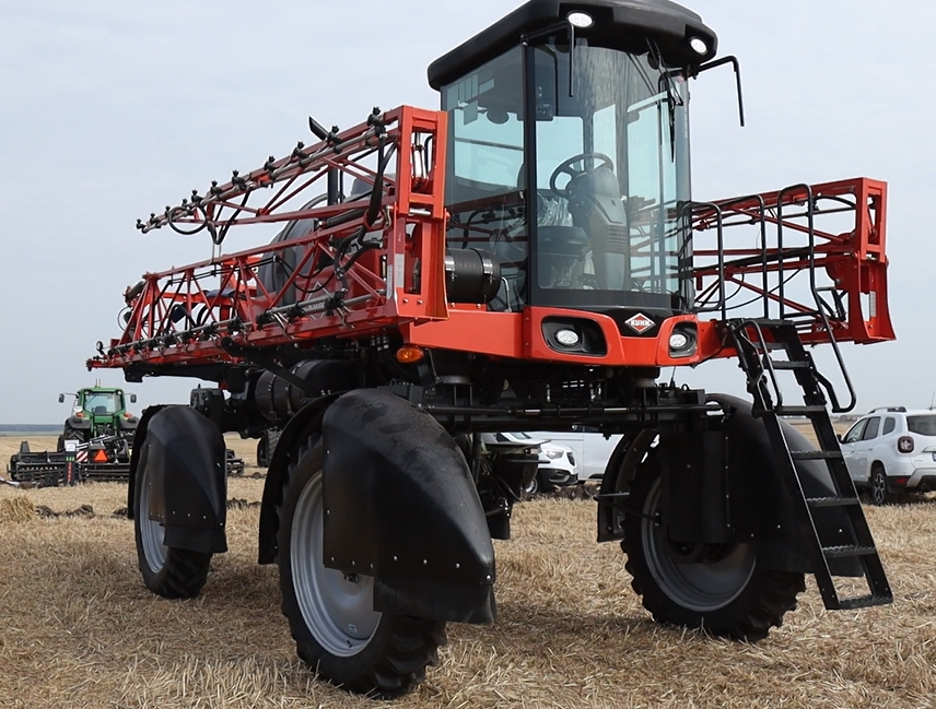 Коли причіпного обприскувача вже недостатньо для виконання робіт із захисту, аграрії шукають більш досконалі рішення – самохідні машини!