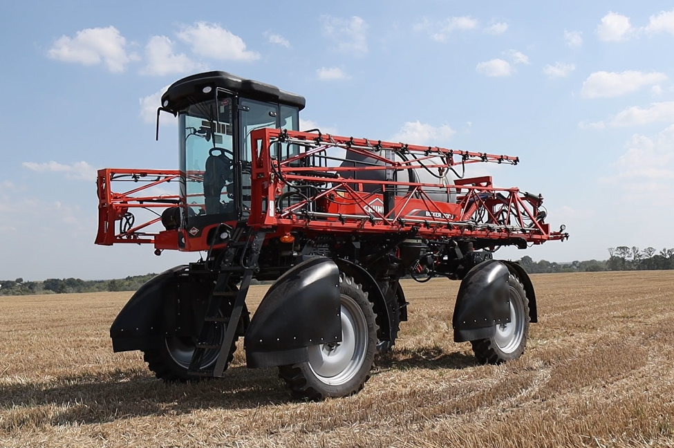 Коли причіпного обприскувача вже недостатньо для виконання робіт із захисту, аграрії шукають більш досконалі рішення – самохідні машини!